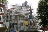 Es wird ein großes Gebäude errichtet, das von einem Gerüst umgeben ist.