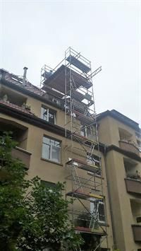 Ein Gebäude mit einem Gerüst an der Seite.