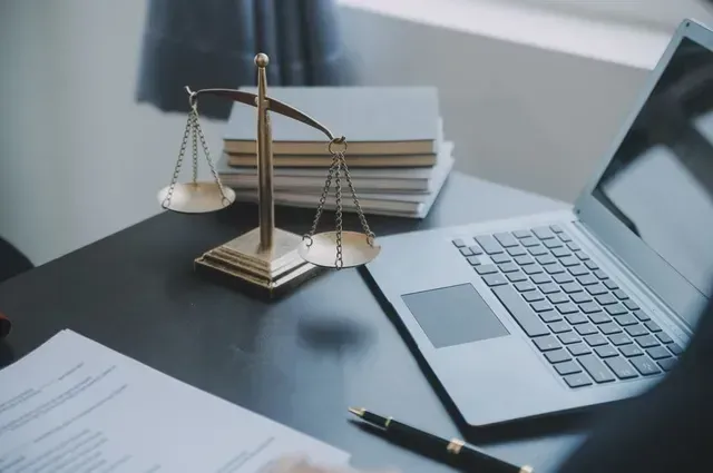 Una regla de precisión reposa