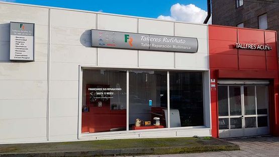 Exterior de un negocio con fachada blanca y roja. Letrero 