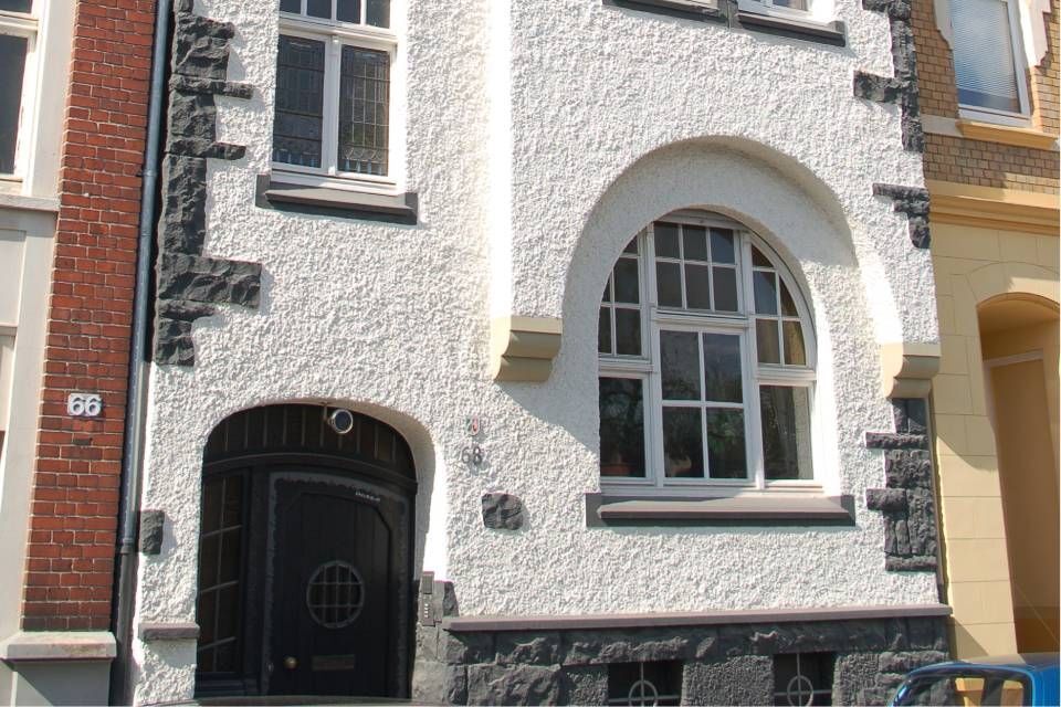 Fassade eines mehrstöckigen Hauses