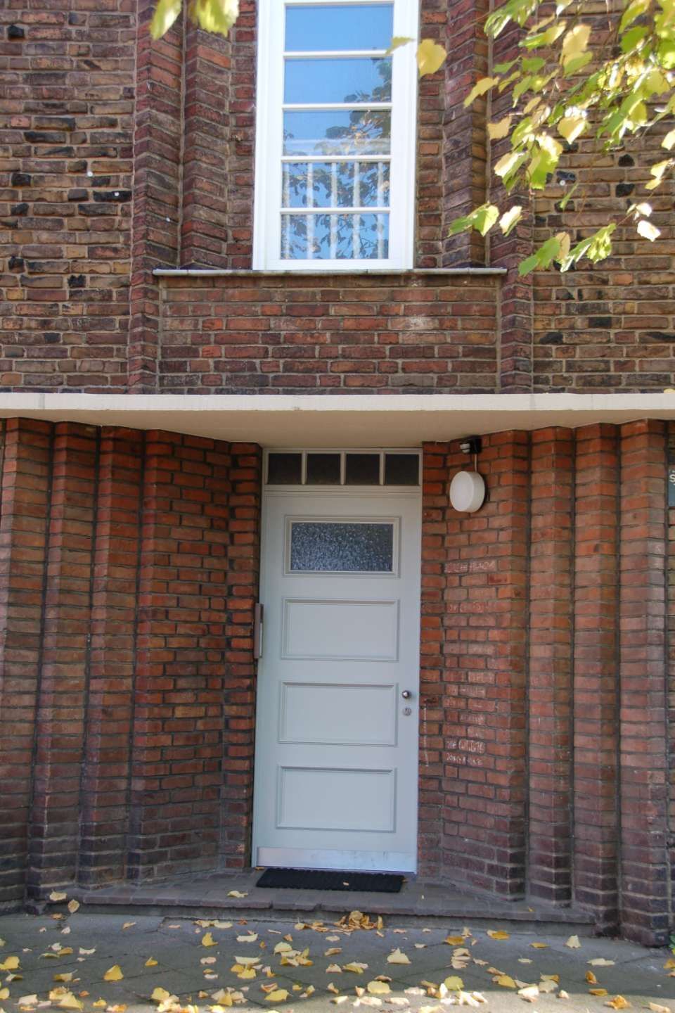 Fassade eines mehrstöckigen Hauses