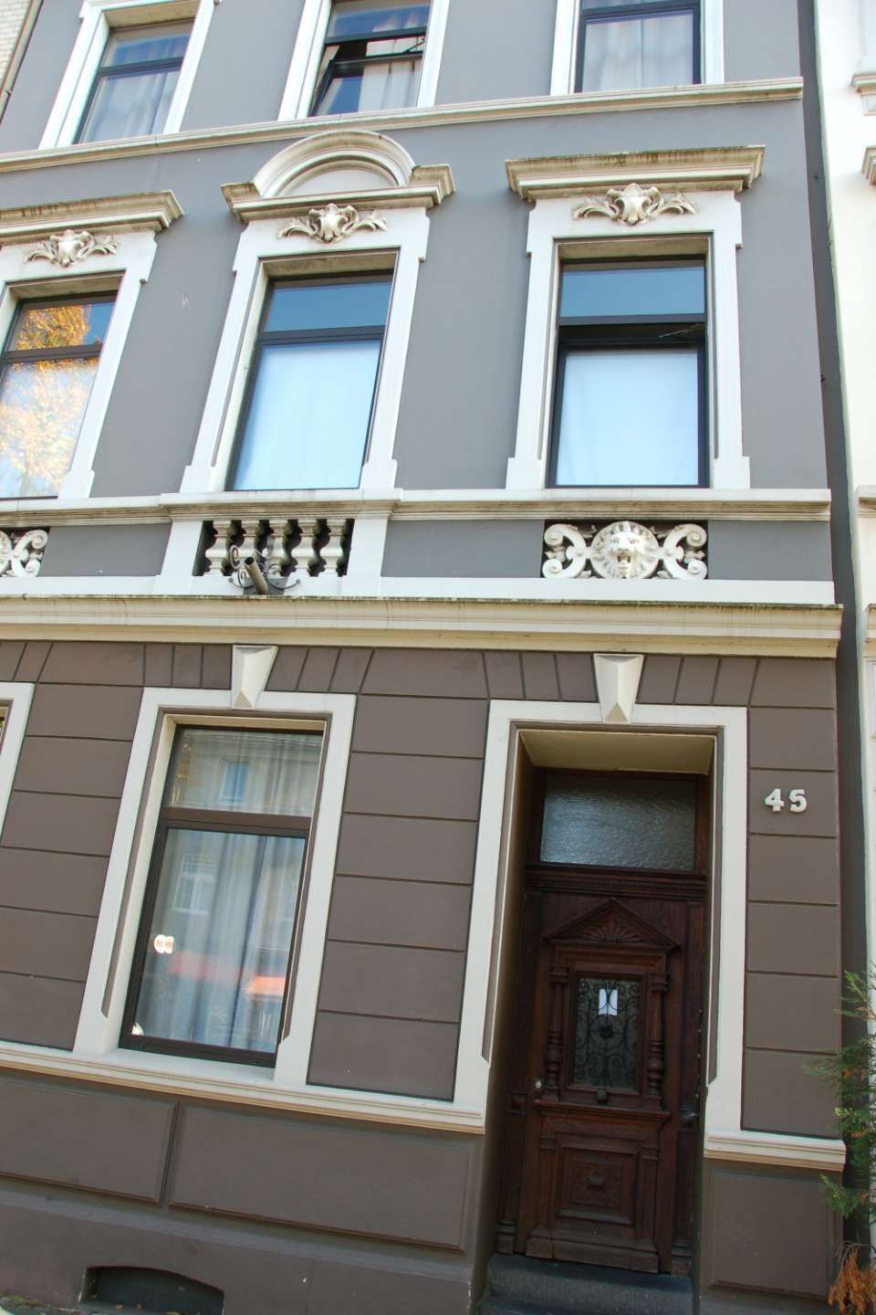 Fassade eines mehrstöckigen Hauses