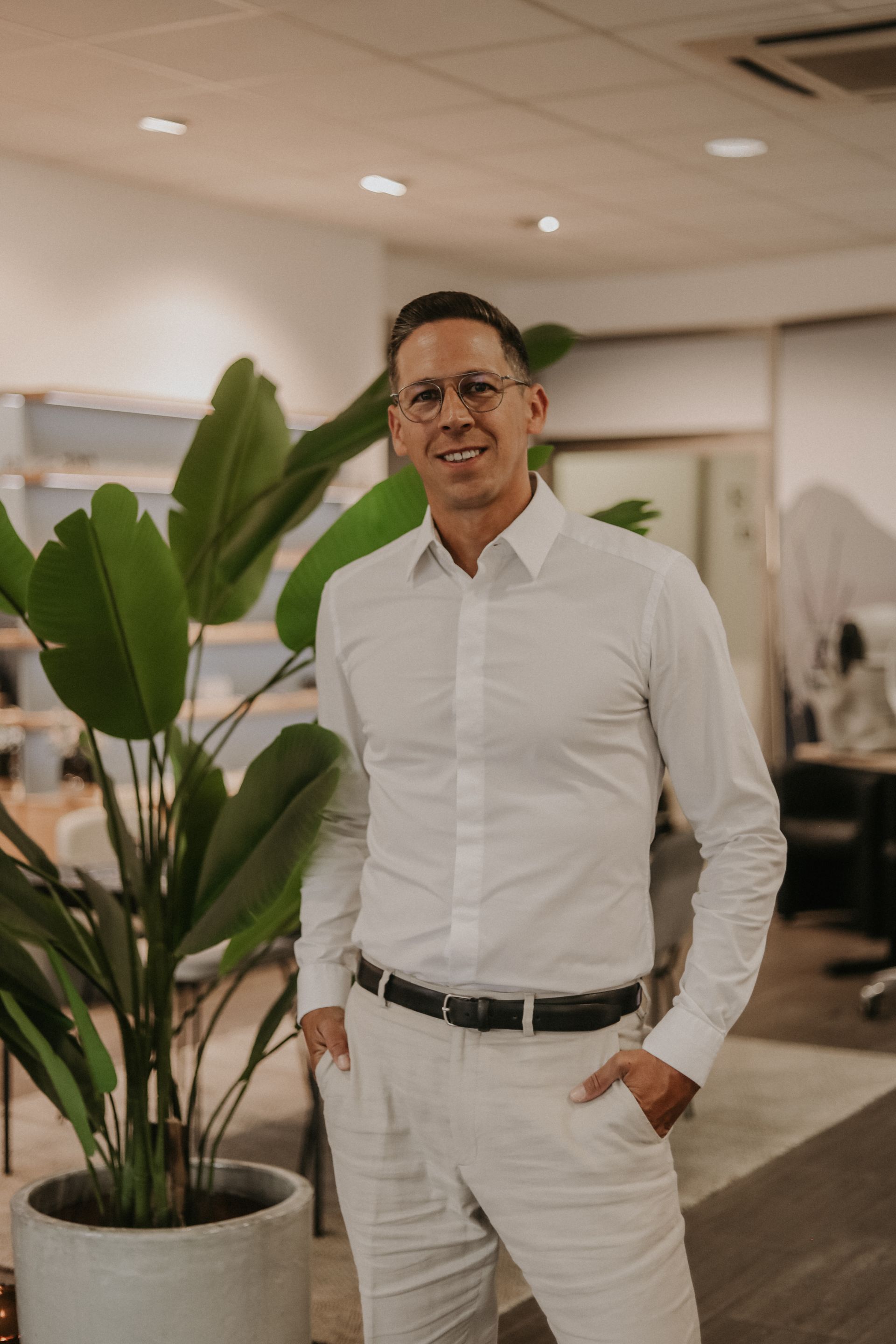homme employé qui sourit