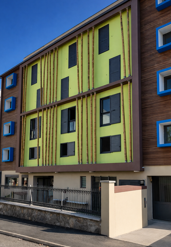 Immeuble d'appartements moderne avec des panneaux vert citron, des fenêtres à encadrement bleu