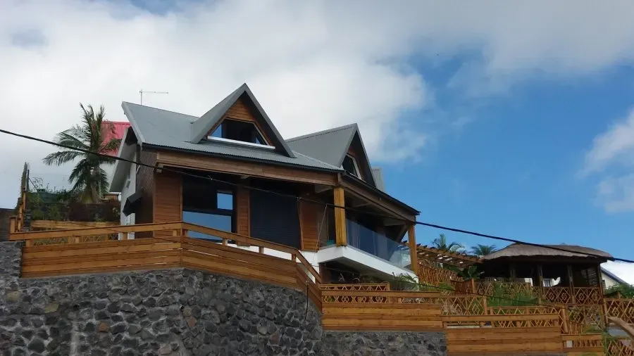 Vue d'une maison en bois et ses menuiseries