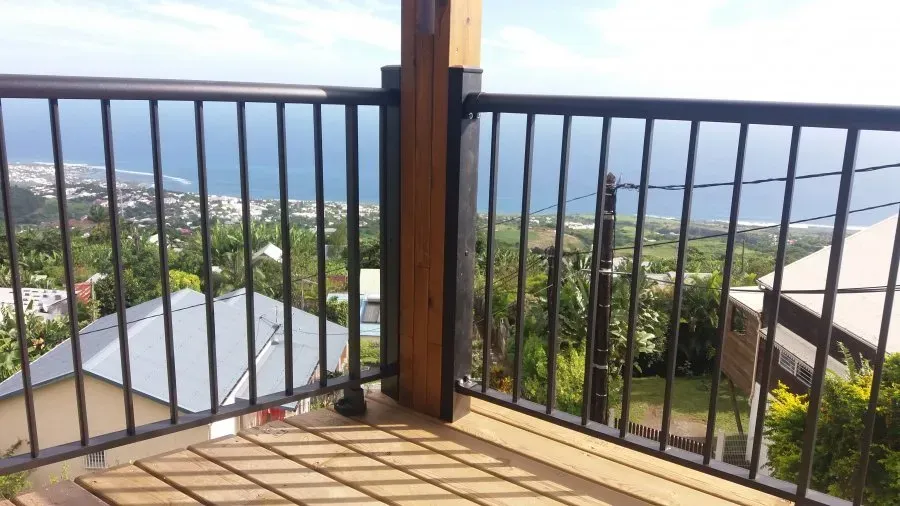 Garde-corps d'une terrasse donnant sur l'océan