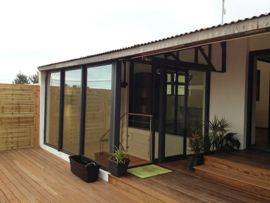 Véranda avec un escalier