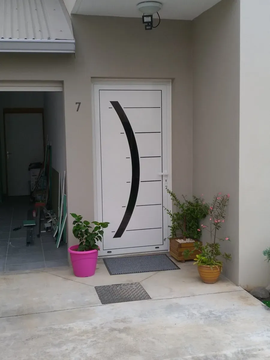 Porte d'entrée en aluminium blanche