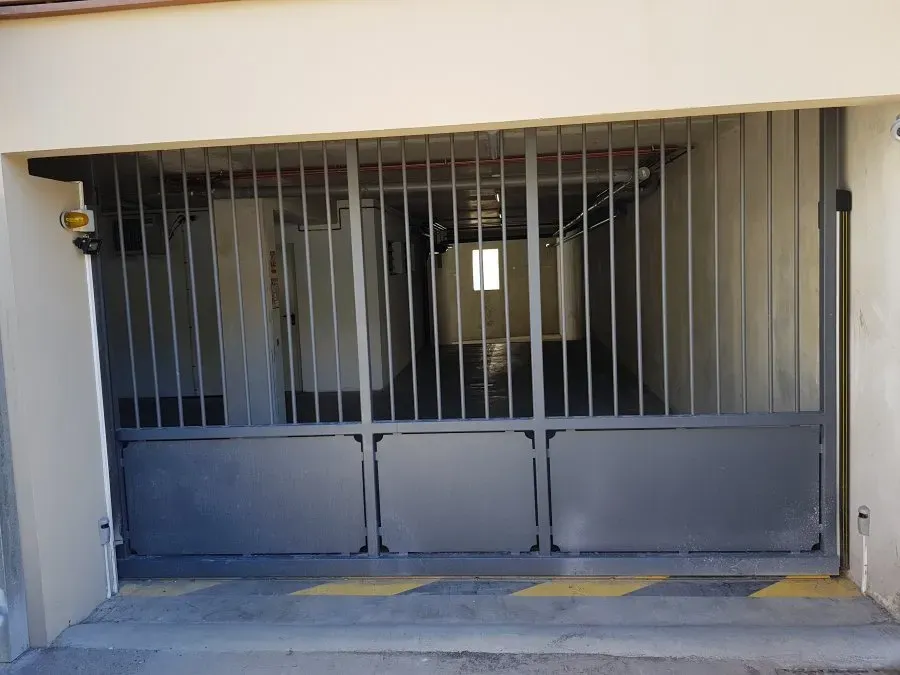 Portail avec des grilles motorisées