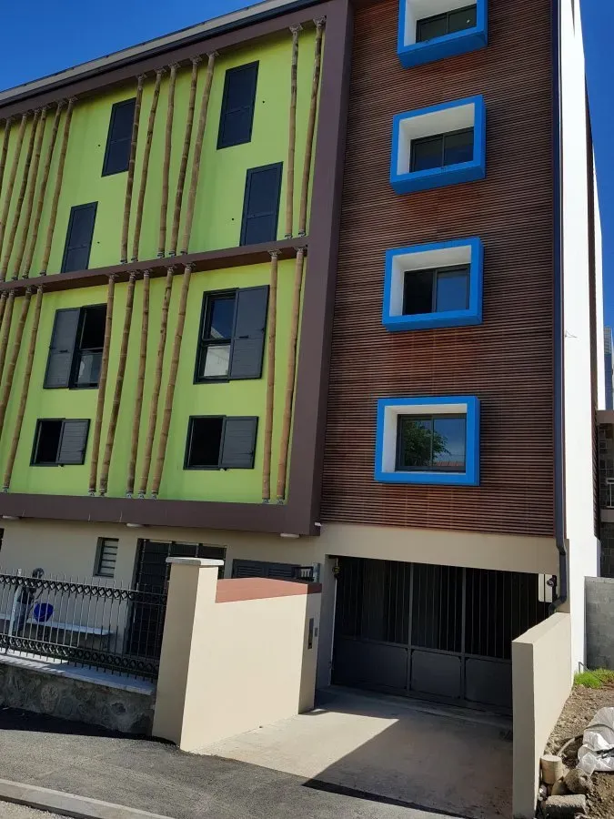 Bâtiment avec des fenêtres bleues