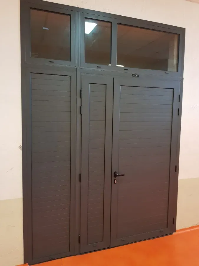 Porte en aluminium avec imposte