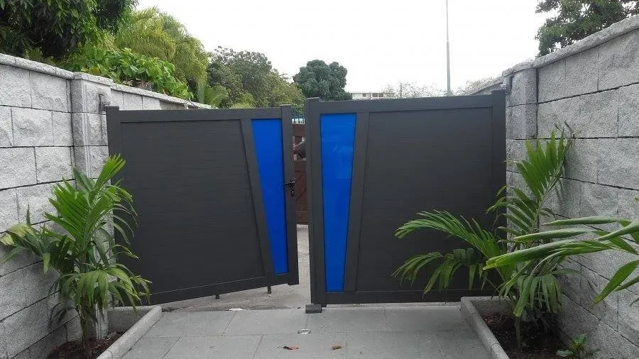 Portail battant gris et bleu