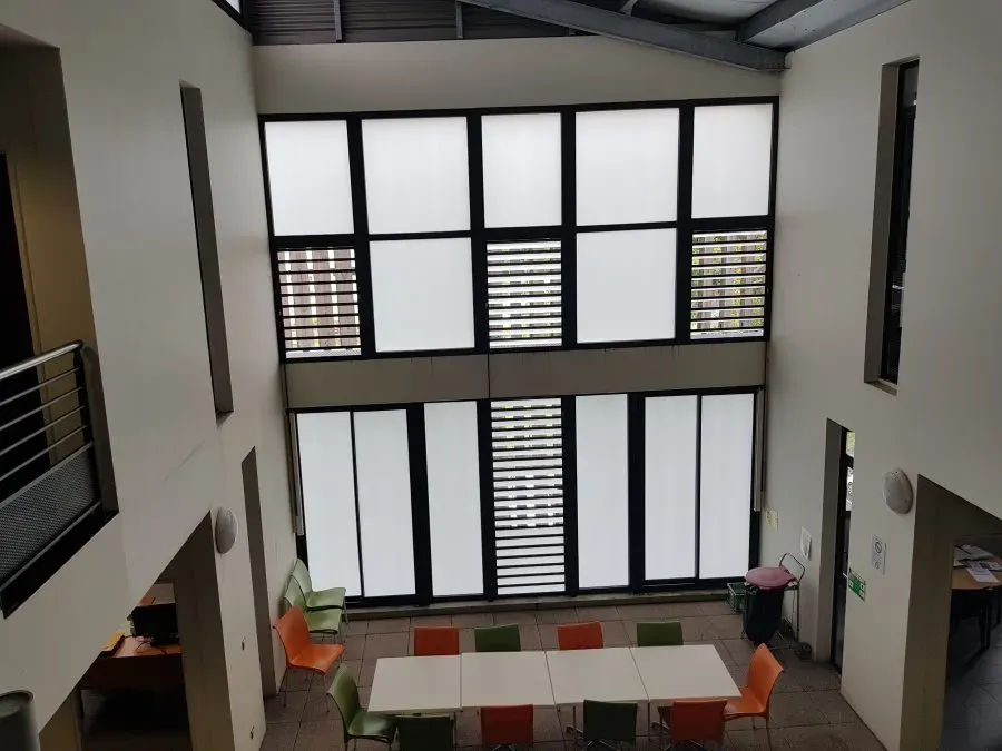 Vue intérieure de fenêtres et jalousies