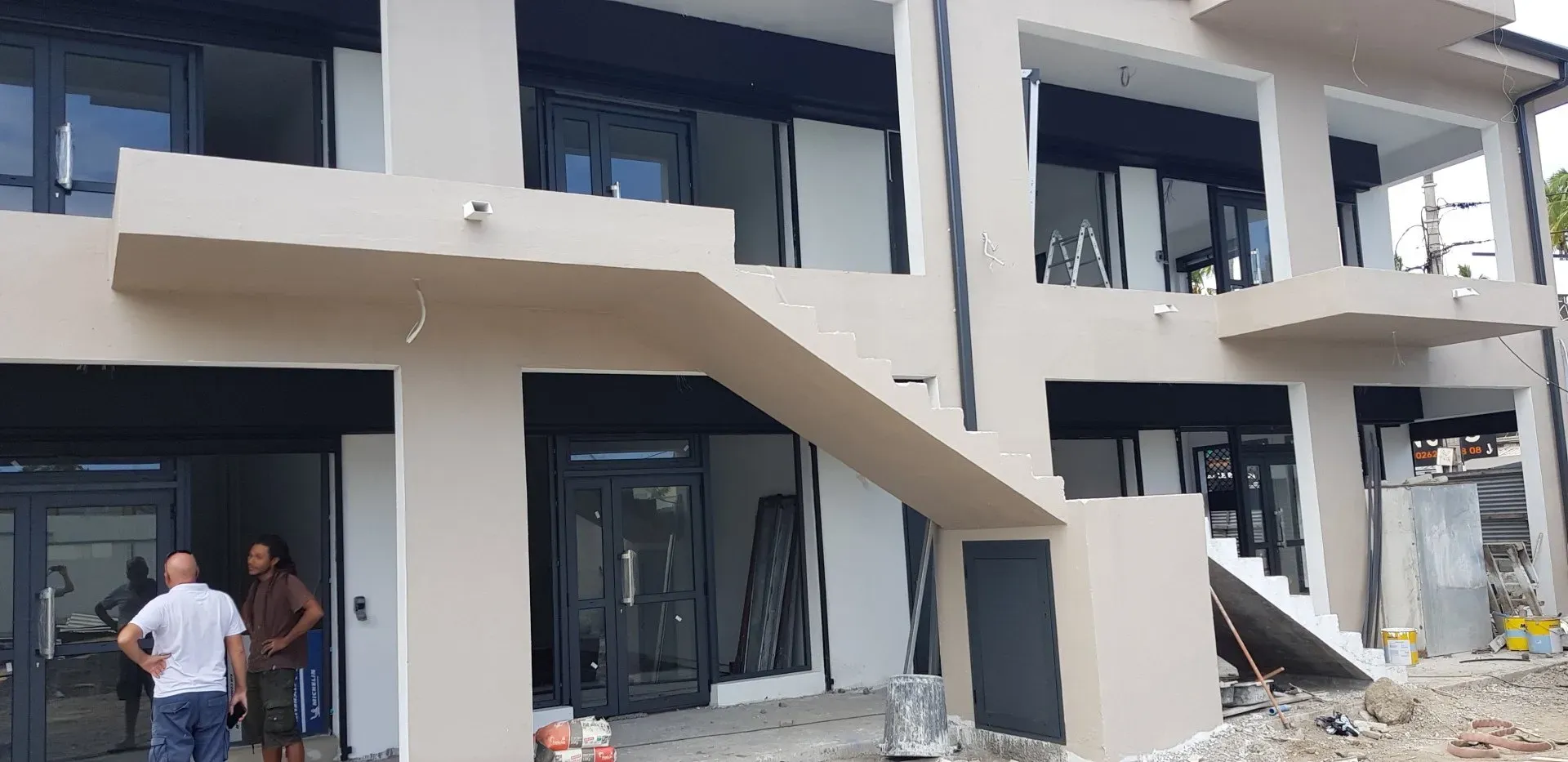 Bâtiment en construction avec diverses menuiseries en aluminium