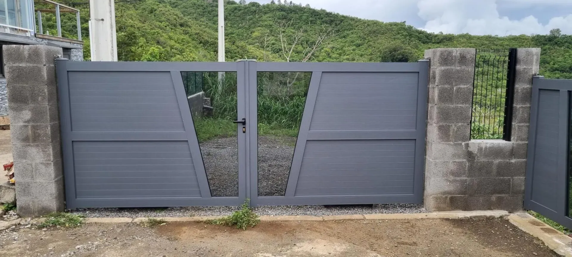 Portail battant en aluminium et en verre