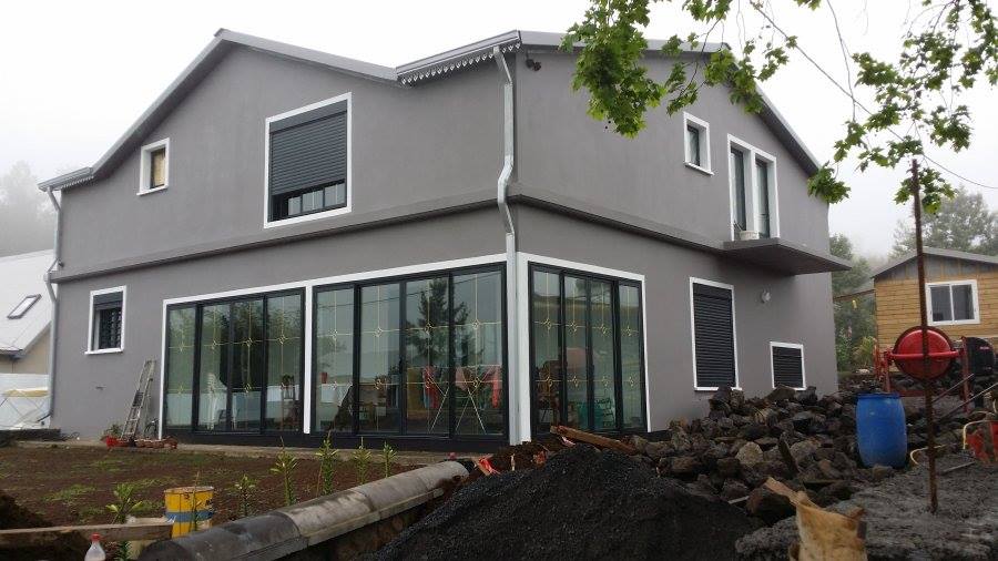 Maison grise moderne et des volets sombres