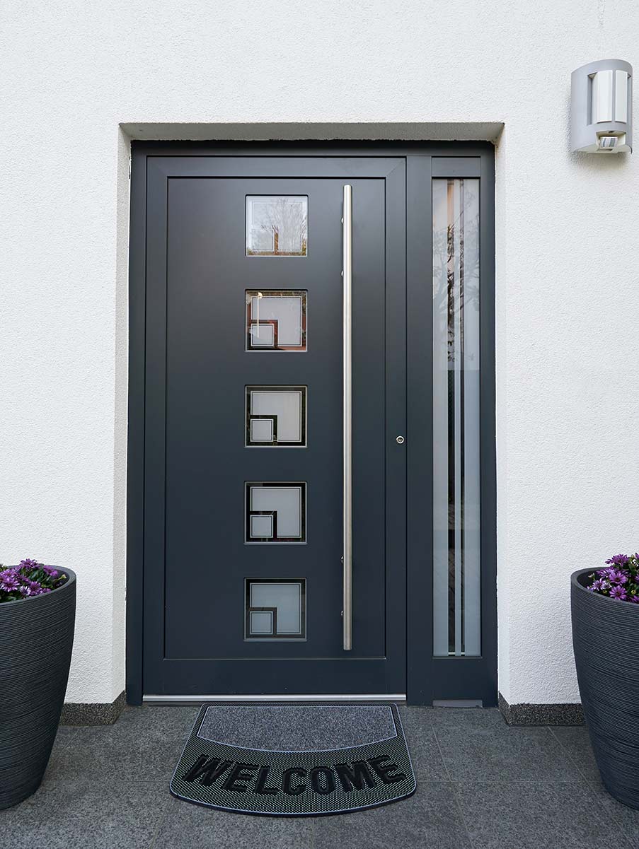 Porte d'entrée grise, avec barre de maintien