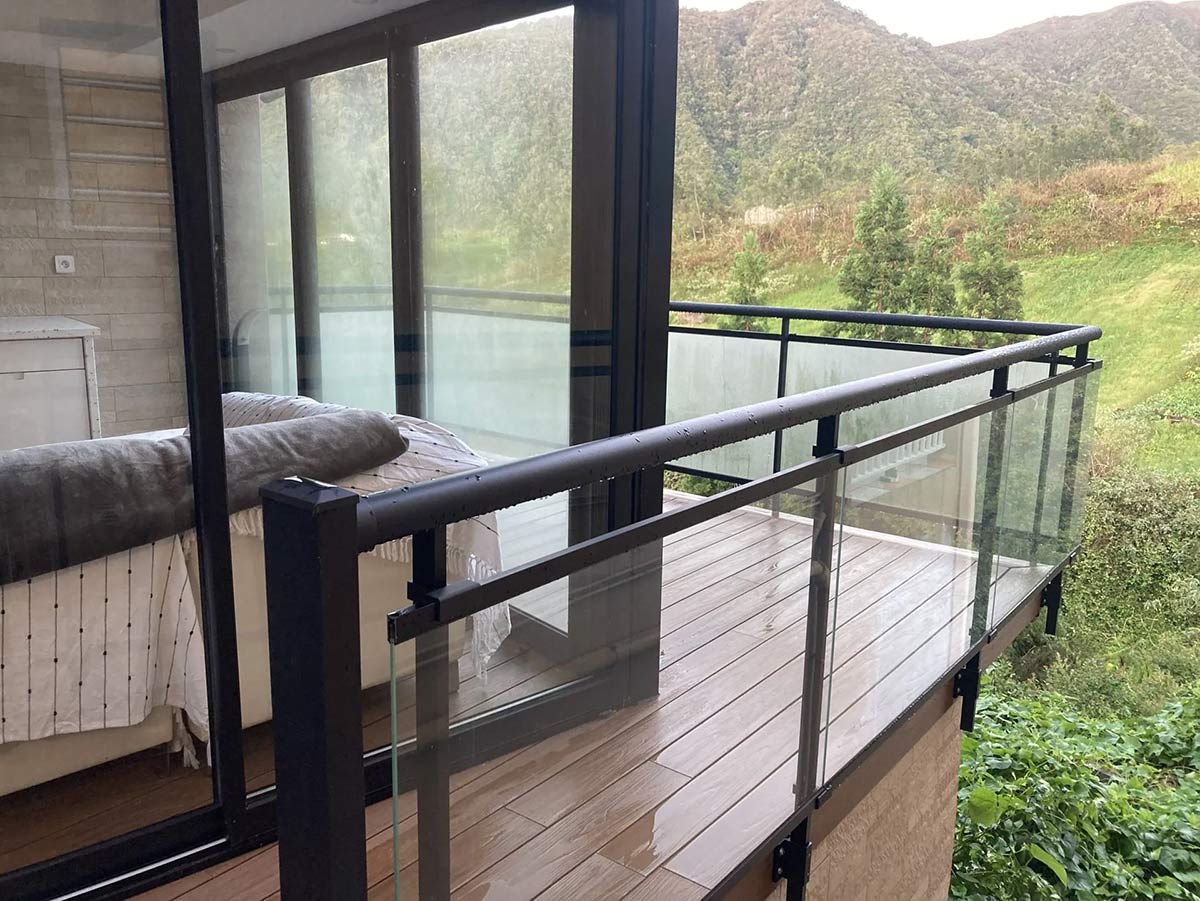 Garde-corps noir vitré et sa véranda