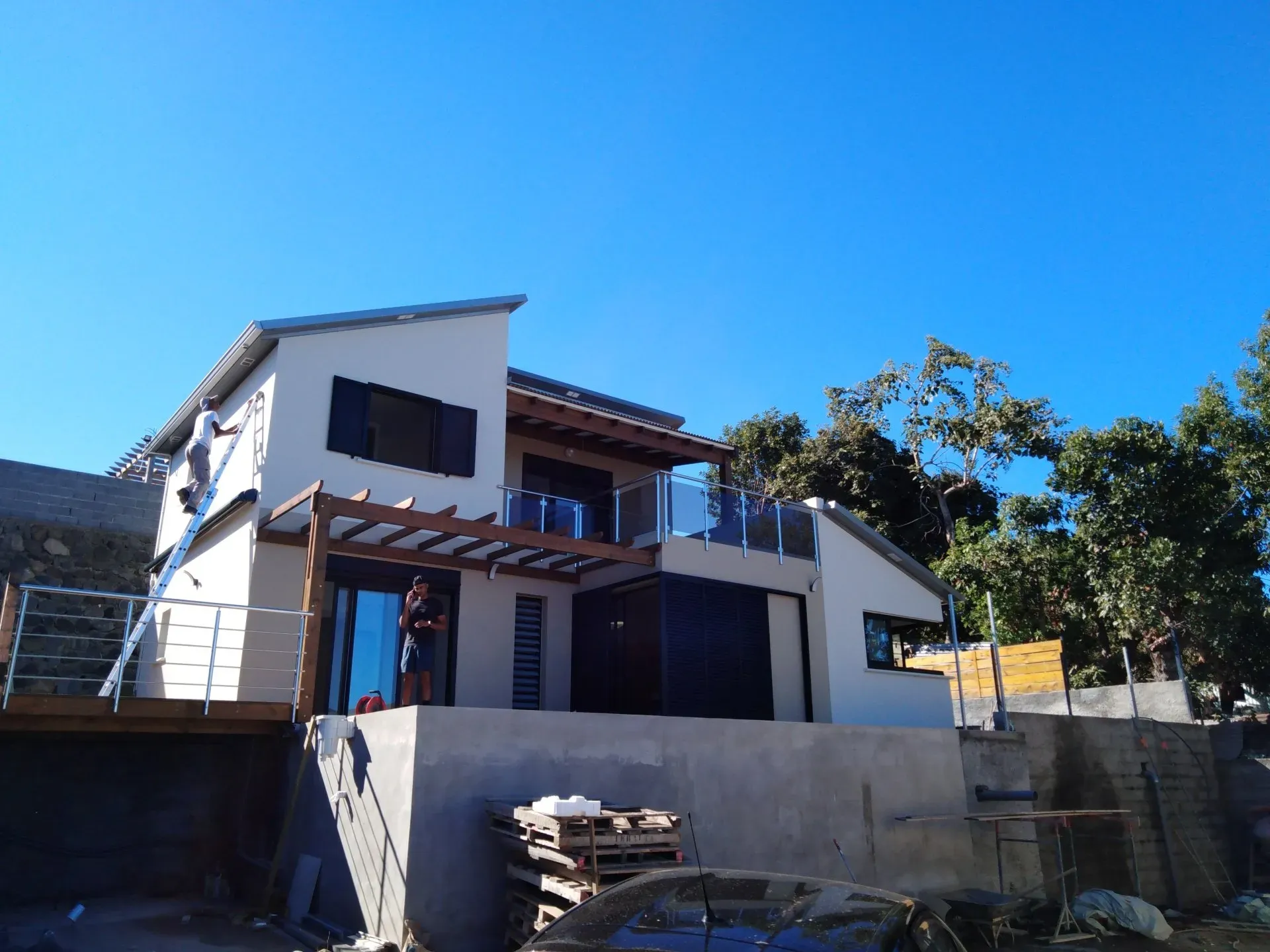 Maison moderne en construction avec ses menuiseries en aluminium