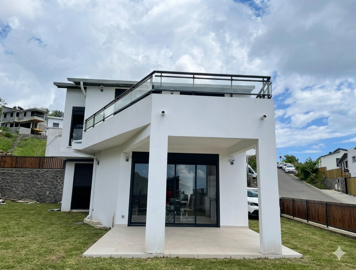 Maison moderne blanche de deux étages avec terrasse sur le toit et patio couvert