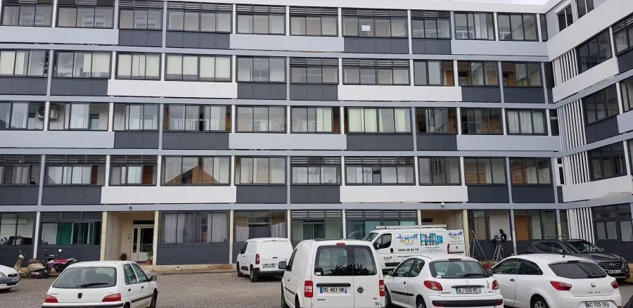 Grand bâtiment avec diverses menuiseries en aluminium