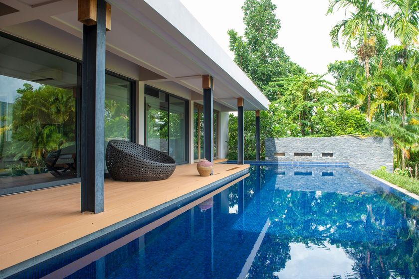 Pose de baies vitrées donnant sur une piscine