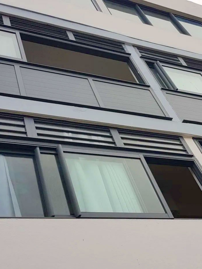 Bâtiment avec des fenêtres coulissantes