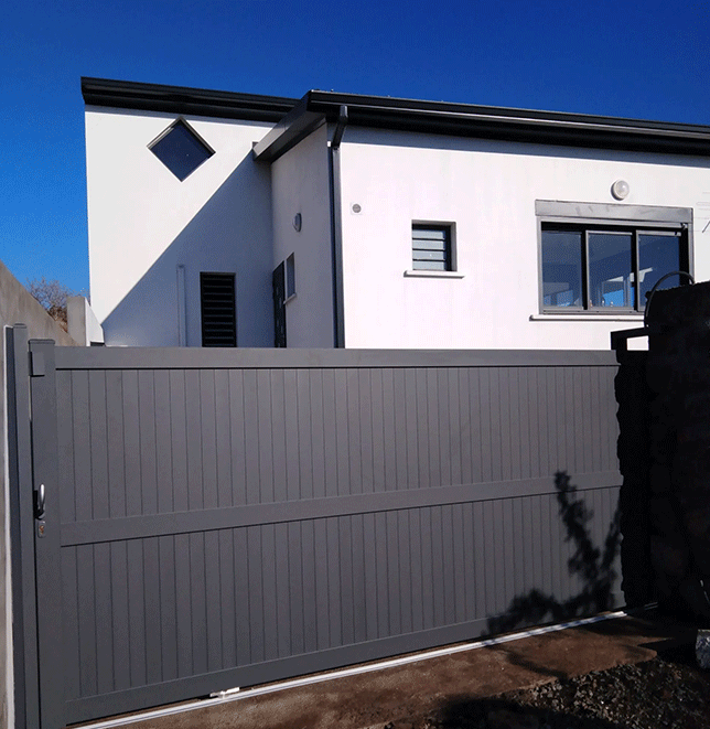 Maison moderne avec son portail coulissant gris anthracite