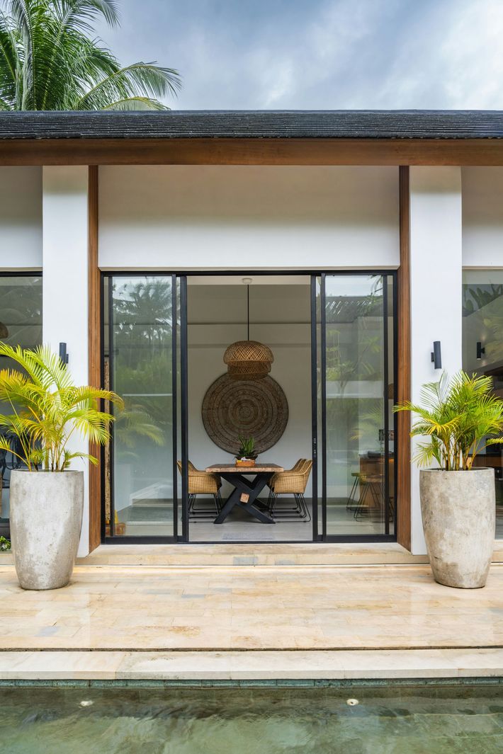 Entrée d'une villa moderne avec portes vitrées