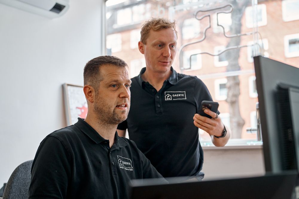 Ein Mann sitzt an einem Schreibtisch und benutzt einen Laptop.