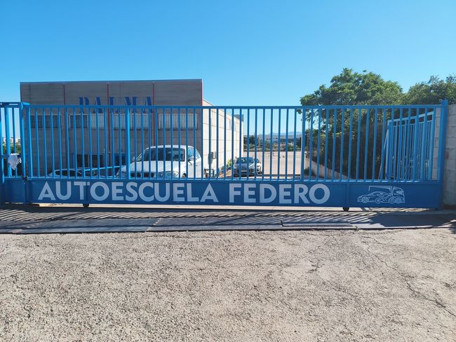 Un gran edificio con la palabra palmi en él.