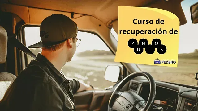 Un hombre está sentado en el asiento del conductor de un coche.