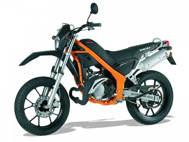 Una motocicleta negra y naranja sobre un fondo blanco.
