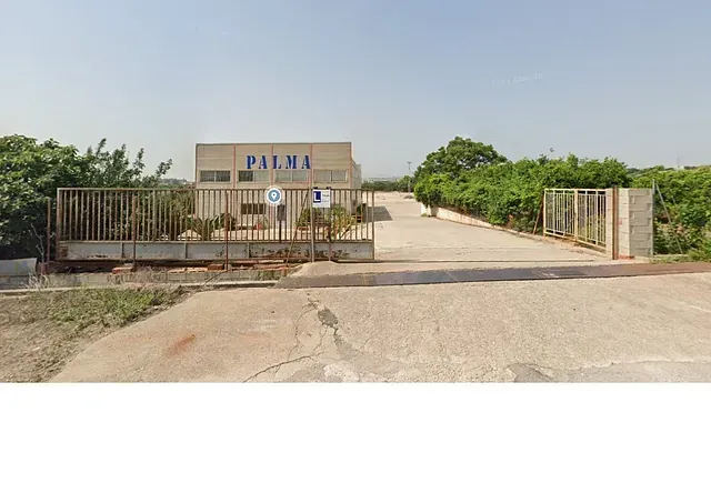 Un gran edificio con la palabra palmi en él.