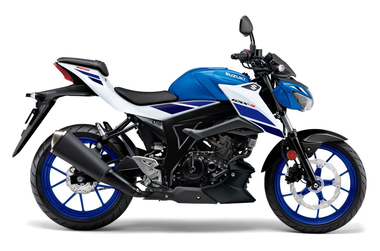 Una motocicleta blanca con ruedas negras y un asiento negro