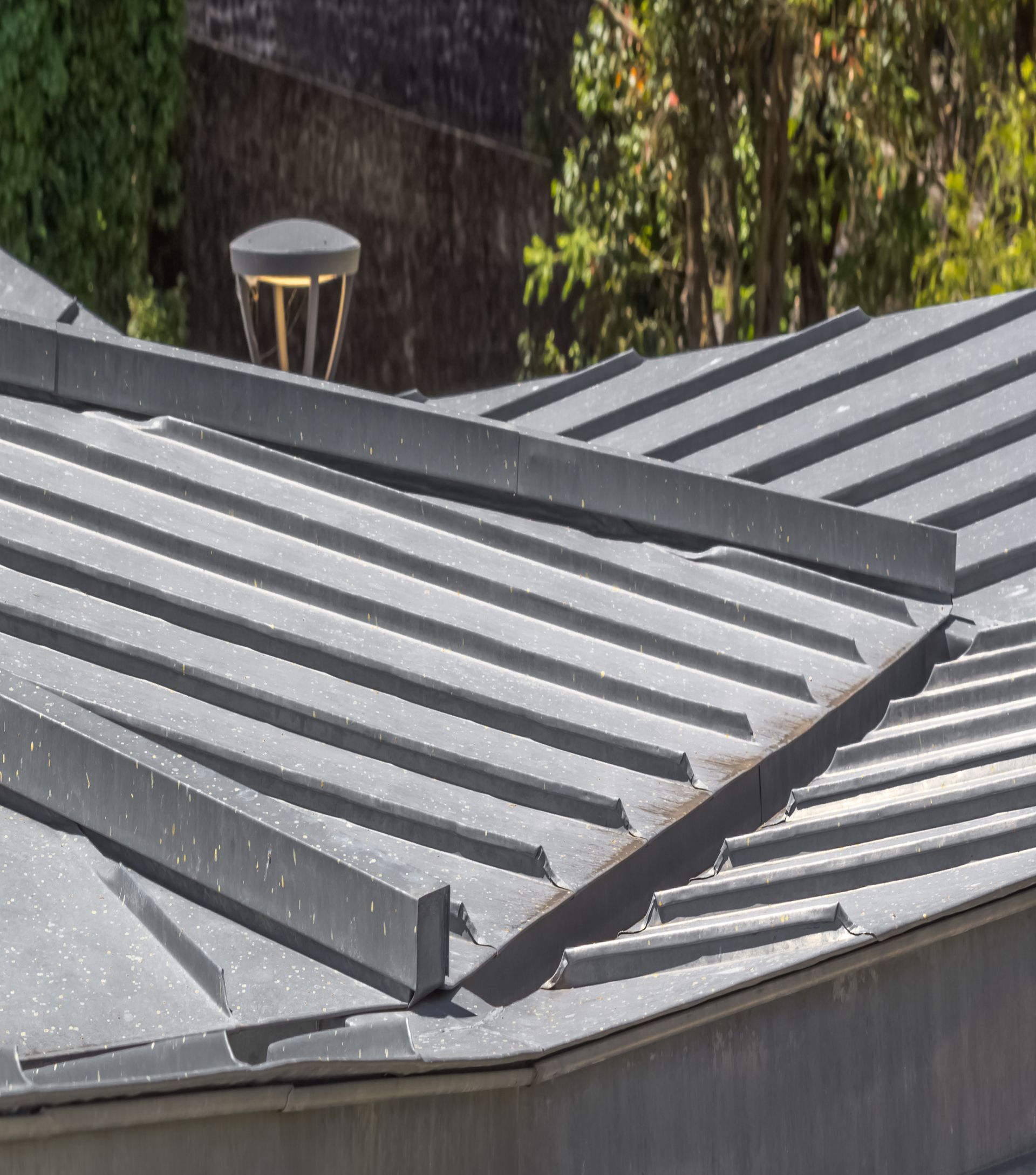 Panneaux de toiture métalliques gris sur une maison