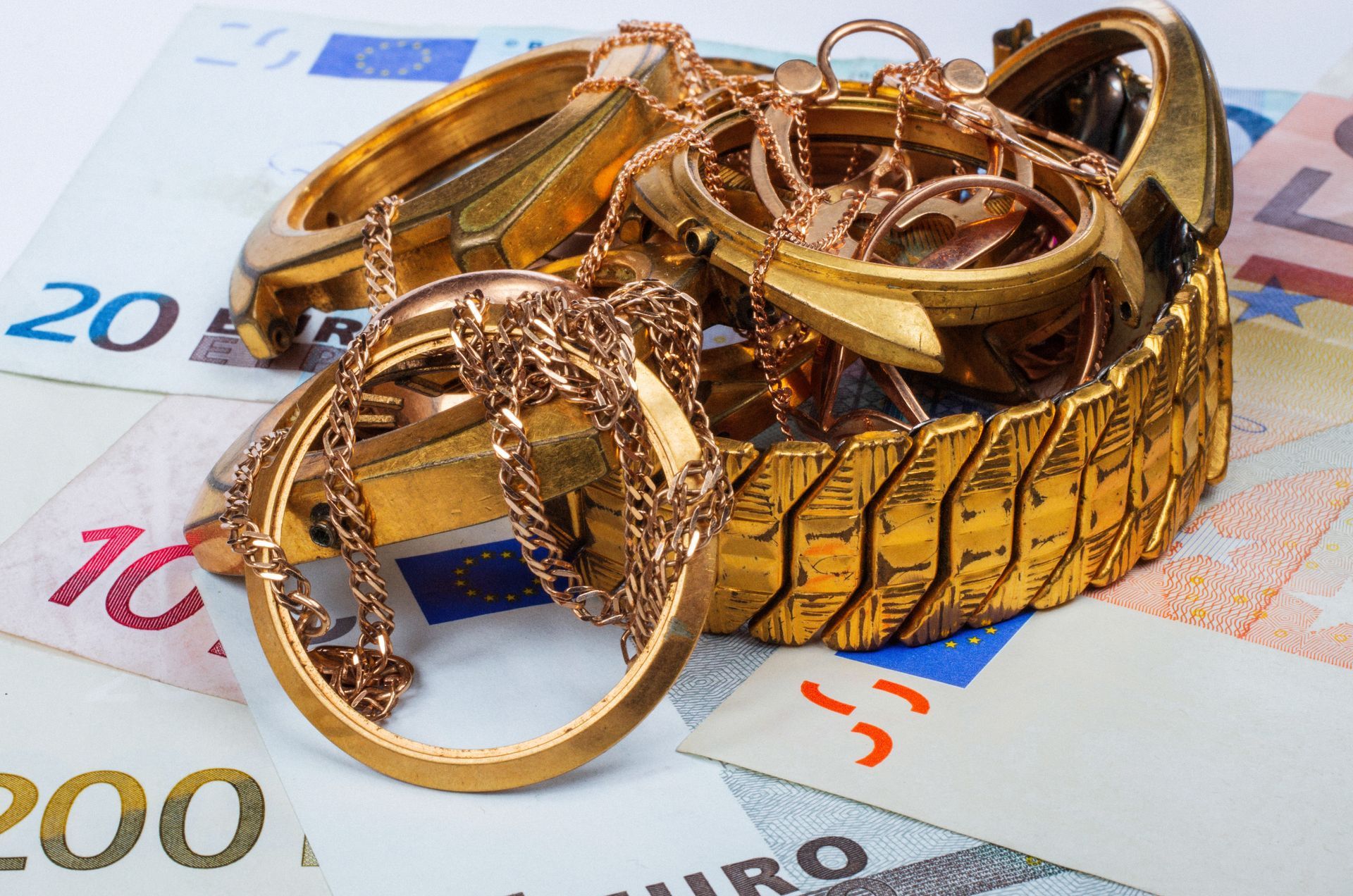 Tas de bijoux sur des billets
