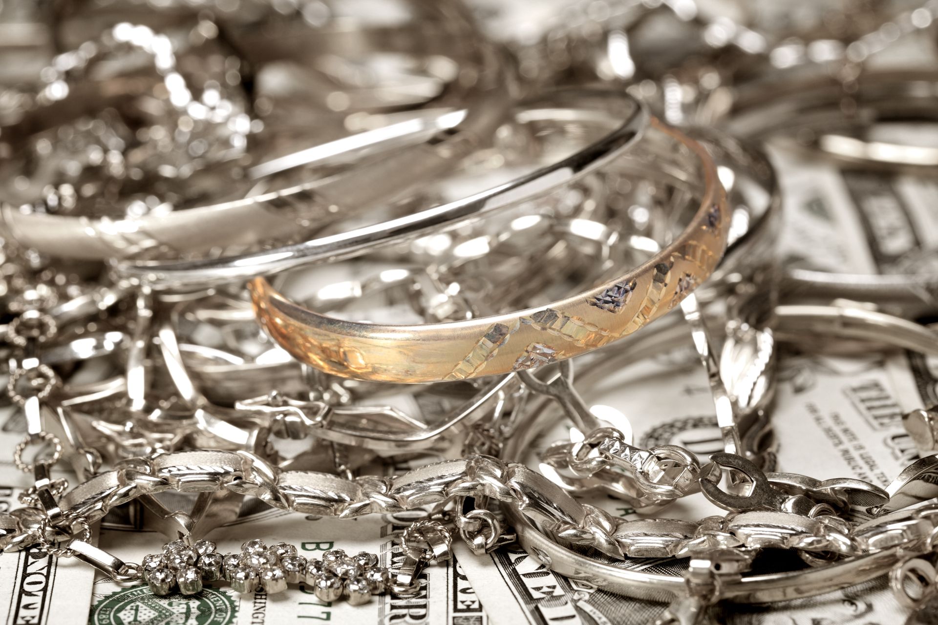 Tas de bijoux en platine