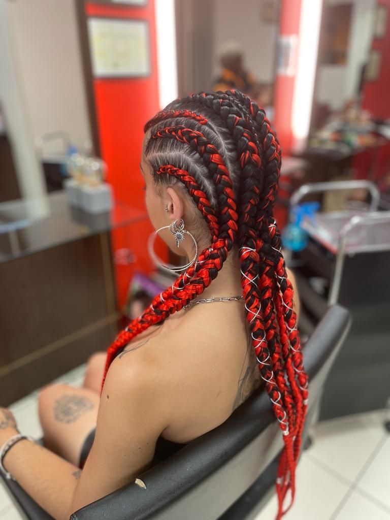 Des tresses avec des extensions rouges