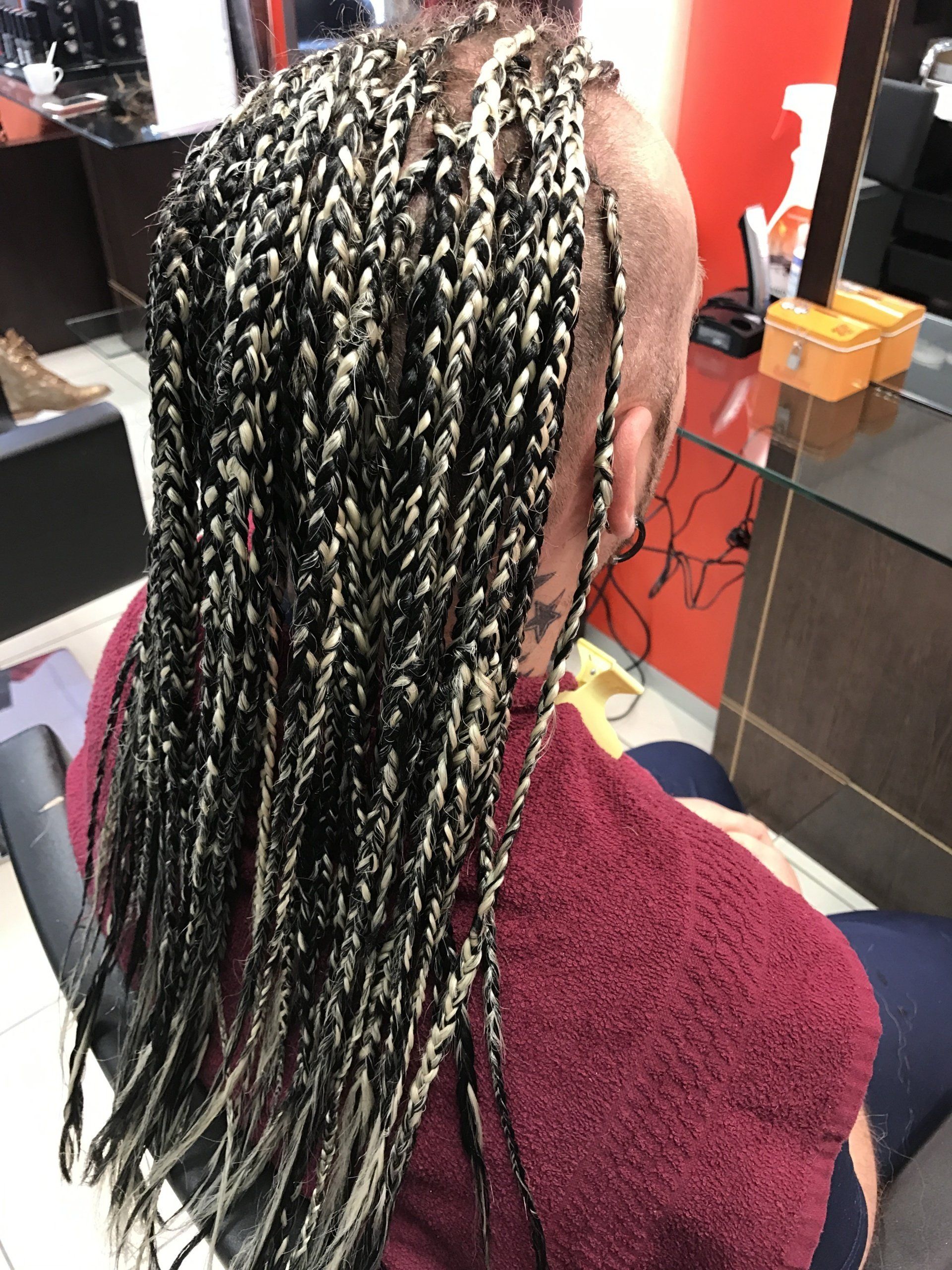 Réalisation de tresses rastas avec des extensions