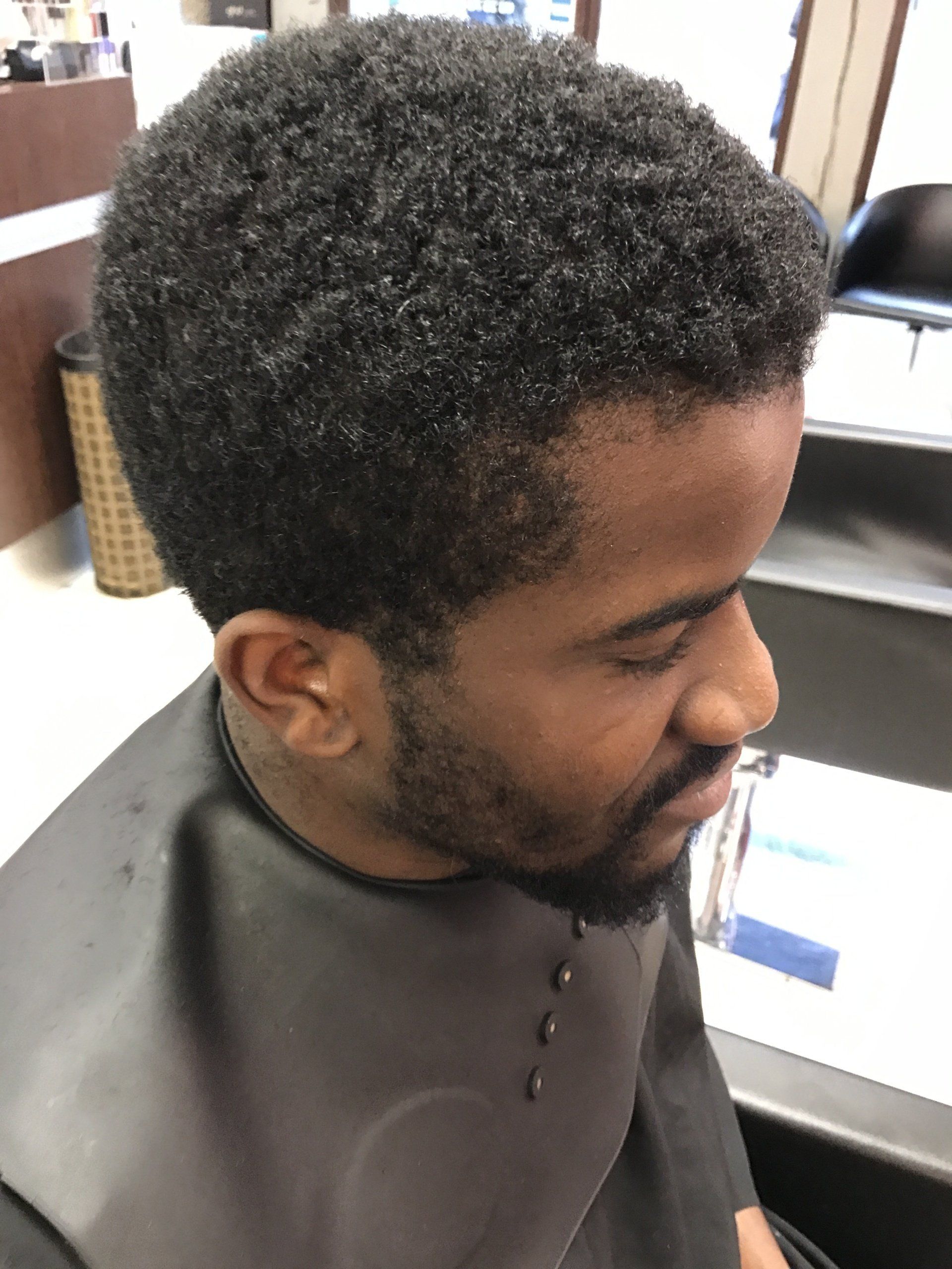 Les cheveux courts d'un homme avant une coupe de cheveux