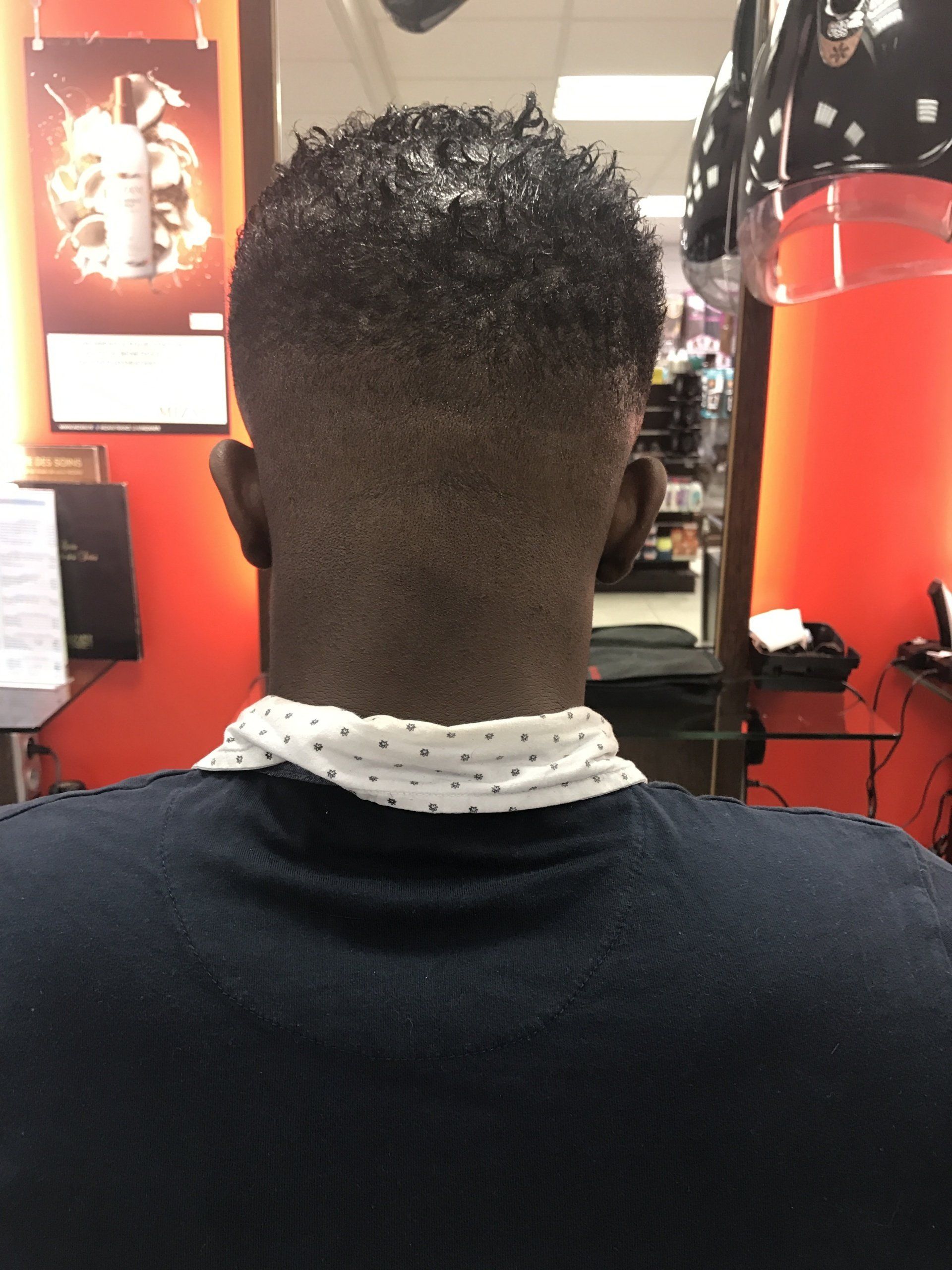 Une coupe homme sur cheveux courts avec la nuque dégagée
