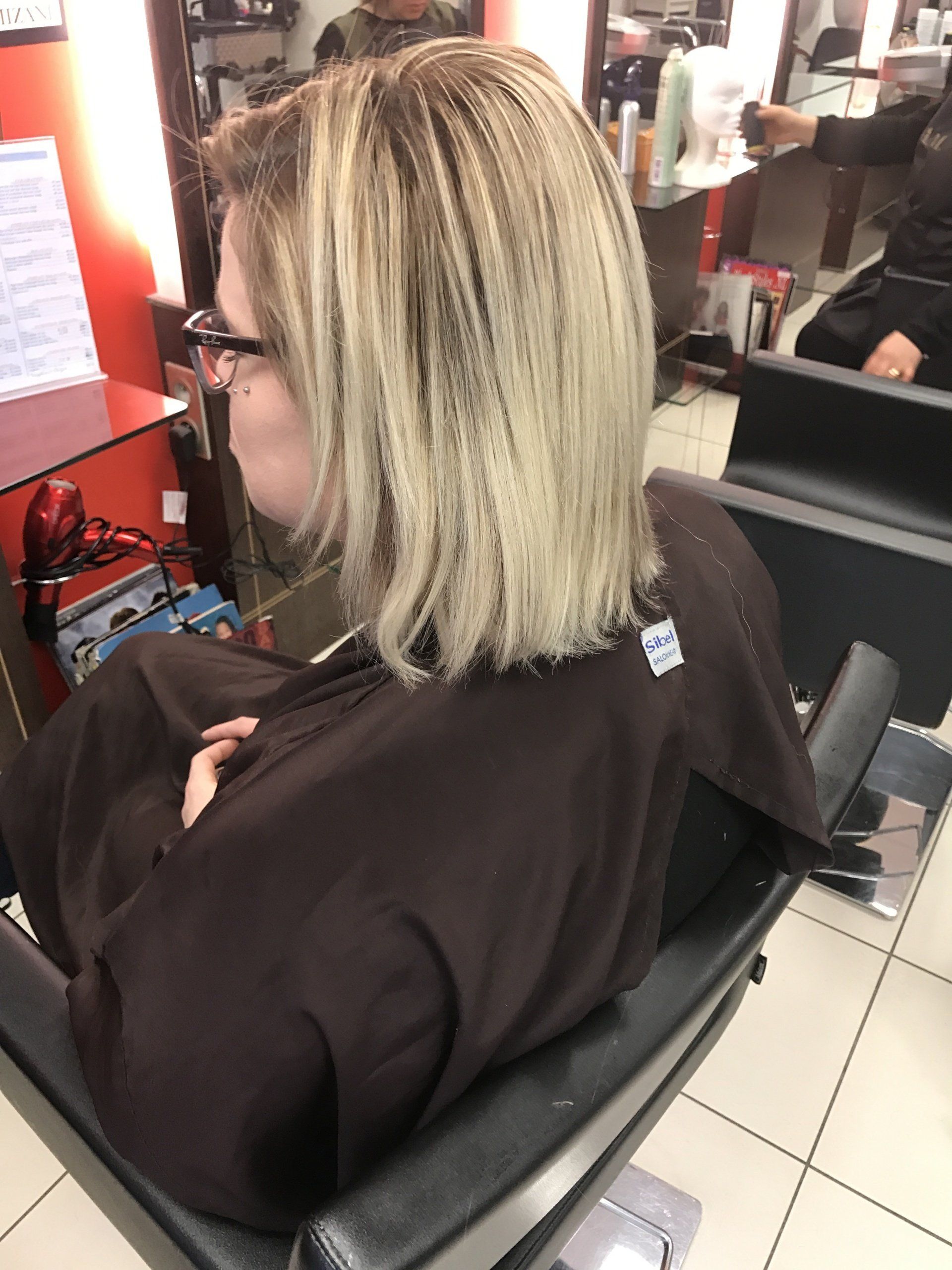 Une cliente avec des cheveux bruns et blonds