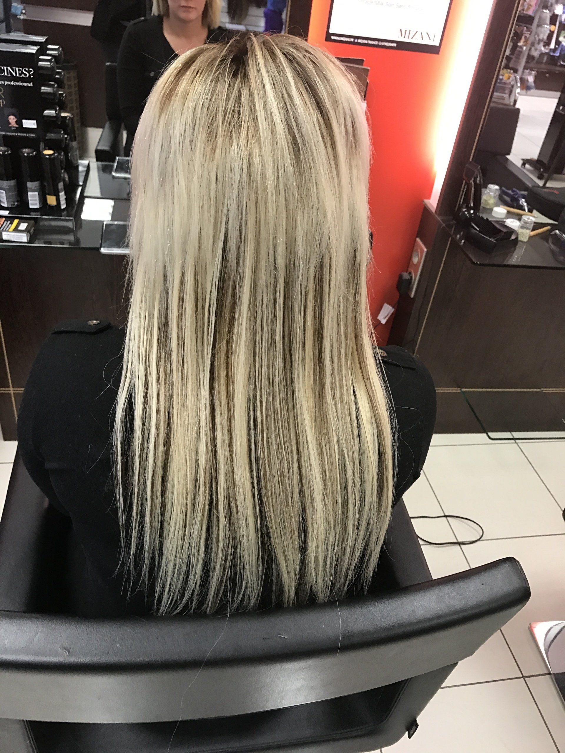 Réalisation d'un tissage sur les cheveux d'une cliente