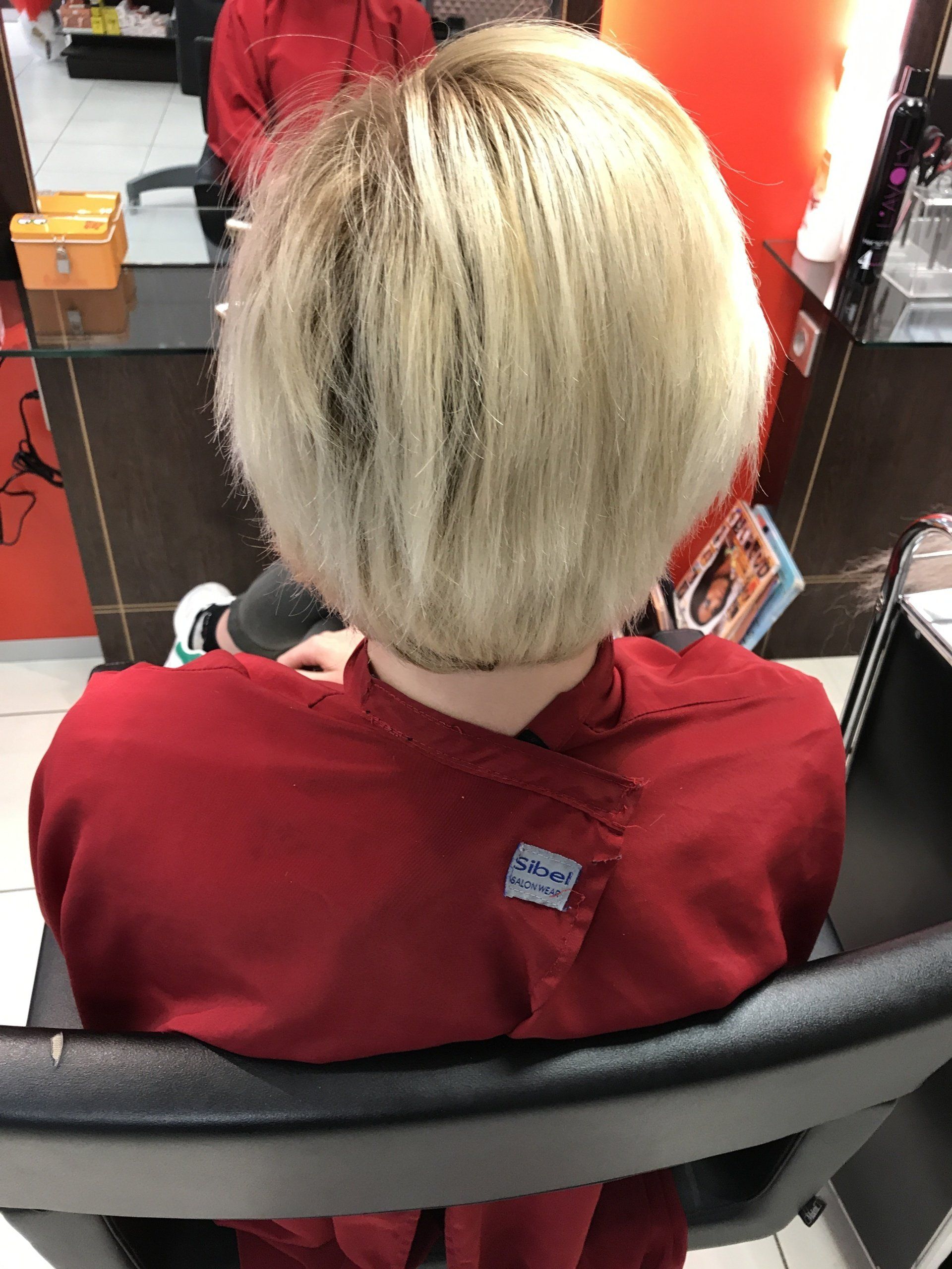 Une femme blonde avec des cheveux courts