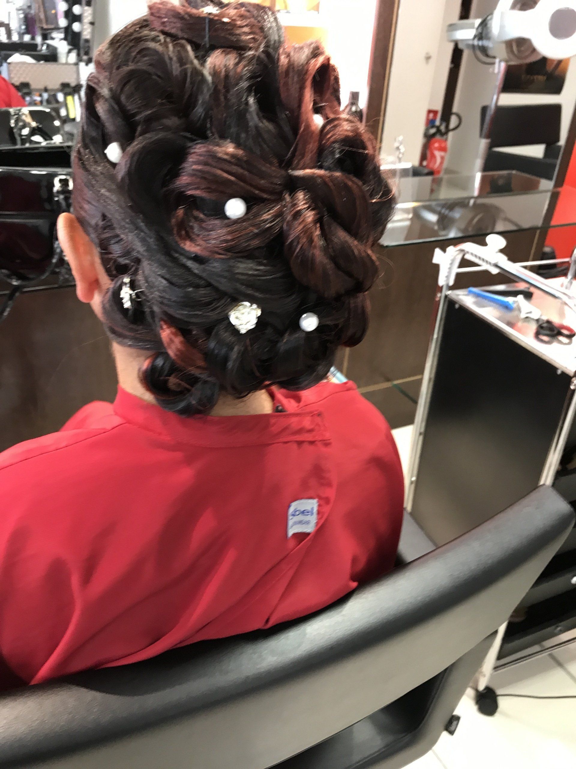 Une coiffure de mariée avec des boucles attachées