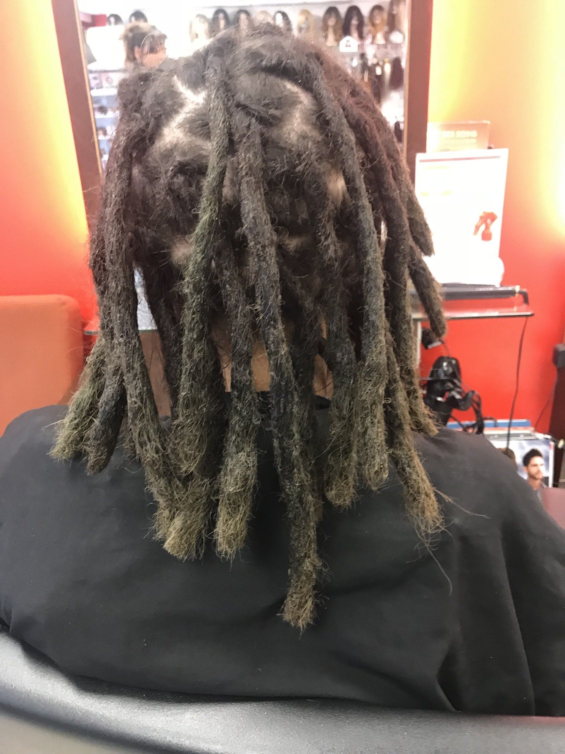 Réalisation de dreadlocks sur des cheveux mi-longs