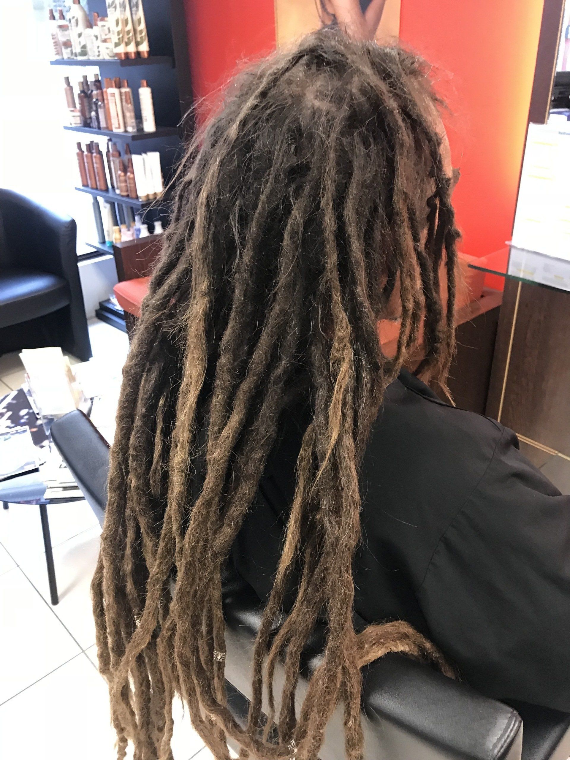 Avant un entretien de dreadlocks sur cheveux longs