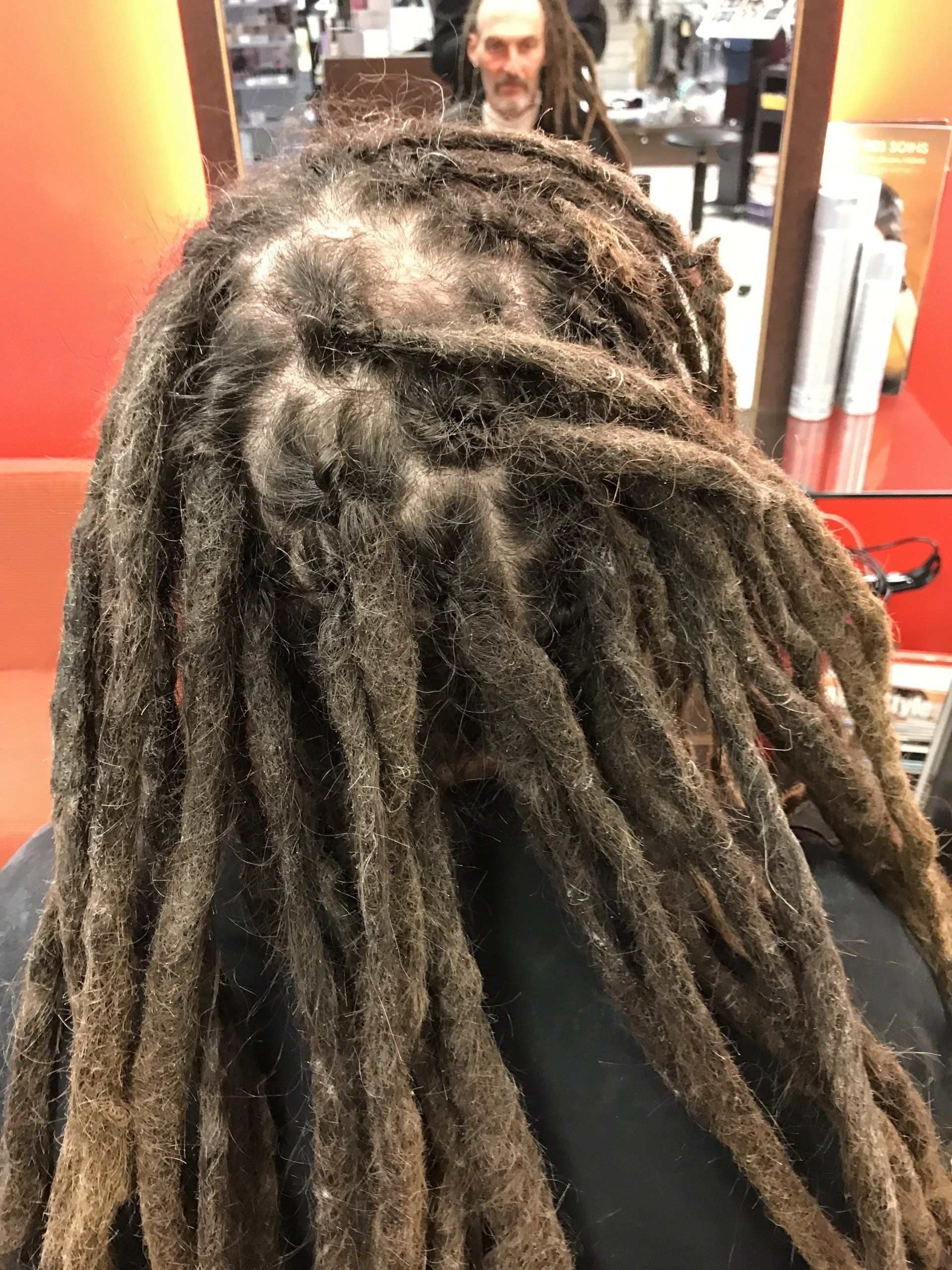 Des dreadlocks en cours d'entretien
